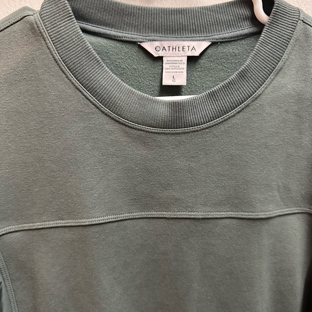 Athleta women's Green Sweatshirt size L/ NWOT B129 - Picture 3 of 5
